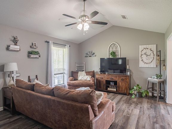 4th image of 109 Eastland Country Cv