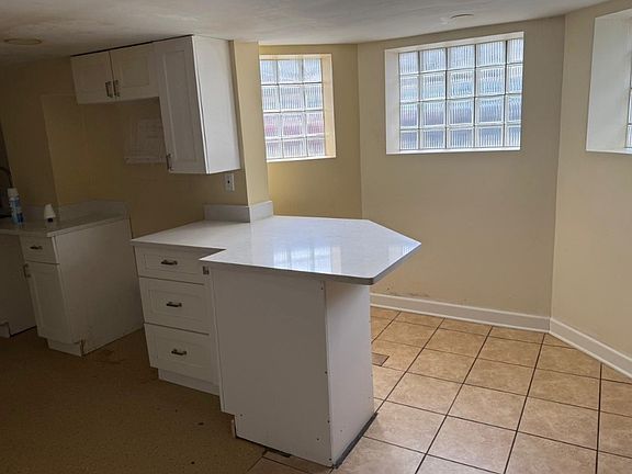4th image of 5059 W Argyle St #B