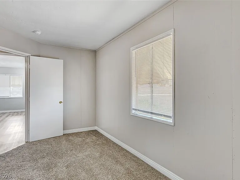 214 W Victory Rd — Photo 19