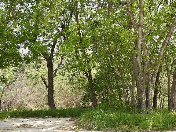 3rd image of 2418 McNutt Dr