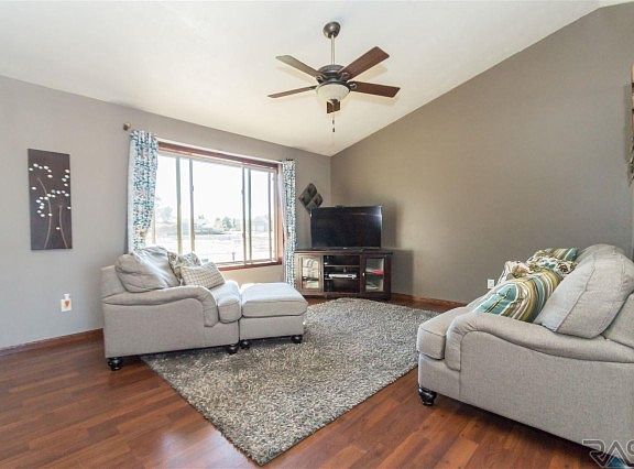5th image of 1600 E Liberty Cir