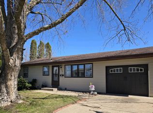 1876 Phyllrich Dr, Dubuque, IA 52002
