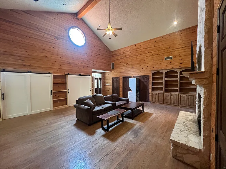 3915 Hunters Crest St — Photo 3