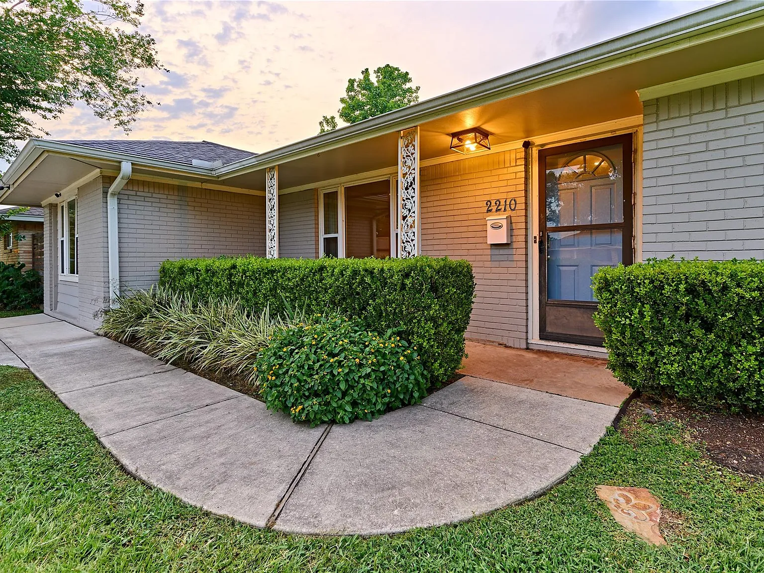 3 bed, 2.0 bath, 1468 sqft, $2,950 — Photo 2