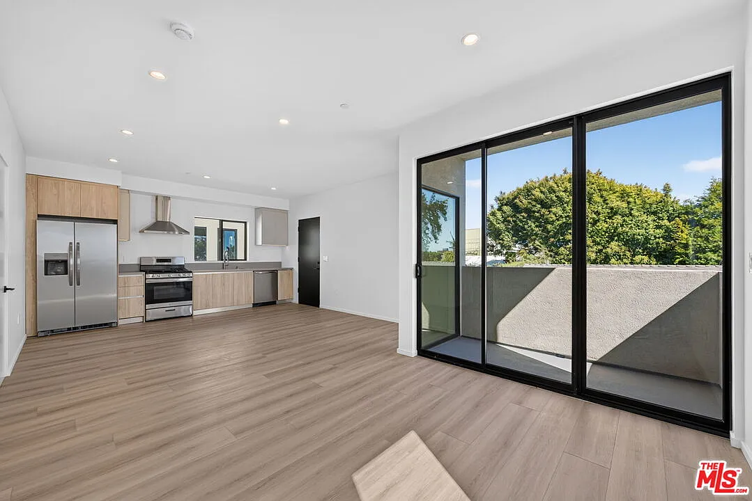 2 bed, 2.0 bath, 950 sqft, $5,500 — Photo 4