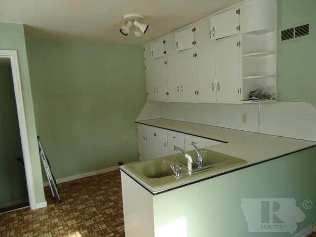 2nd image of 807 E Oak St