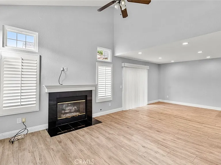 166 Almador — Photo 1