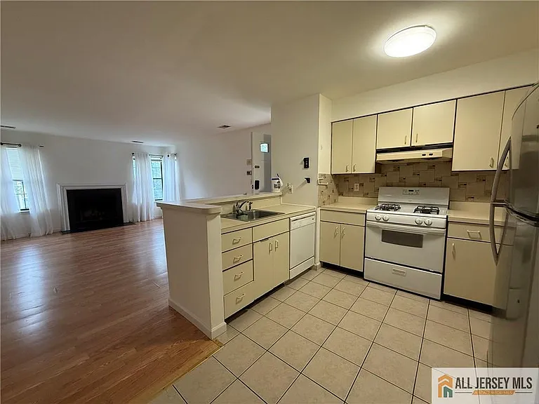 404 Carhart Ct — Photo 2