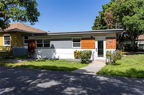 250 NW 14th Way Photo 1