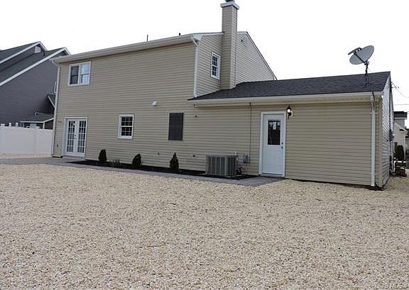 3rd image of 833 Laurel Blvd