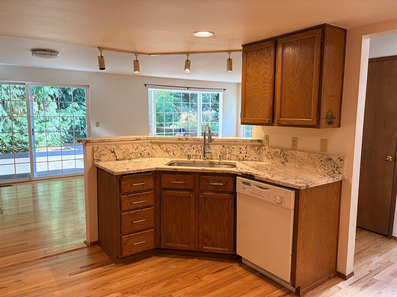 3 bed, 2.5 bath, 1460 sqft, $3,500 — Photo 3