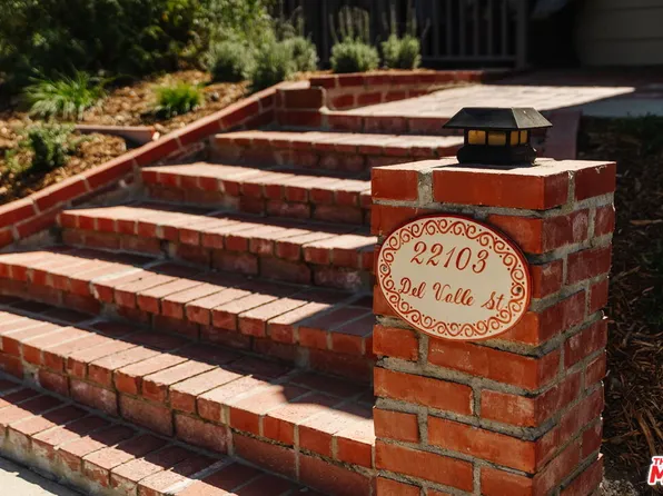 22103 Del Valle St, Woodland Hills, CA 91364