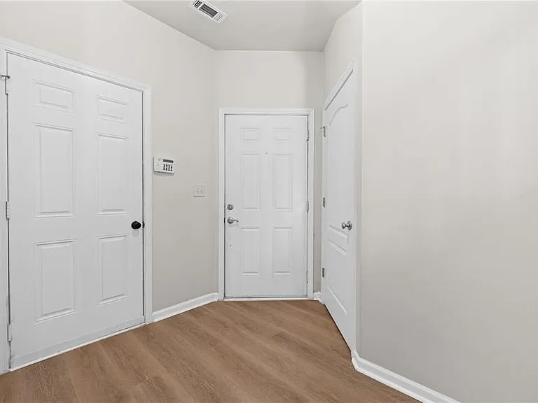1058 Treymont Ln — Photo 4