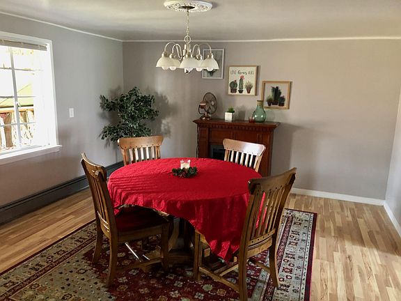 Dining room , laminate floors