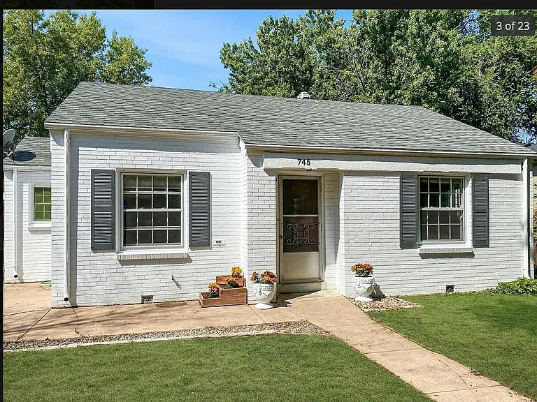 745 N Cherry St — Photo 2