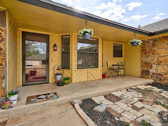 4th image of 2408 Redwood Ln