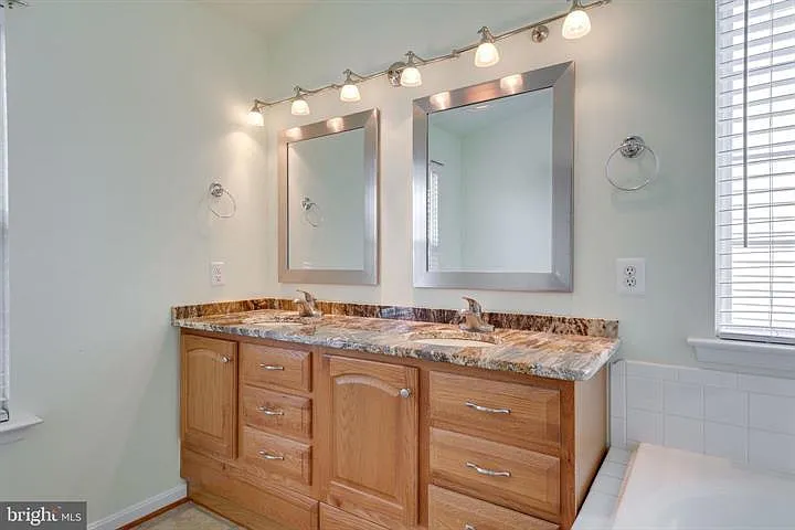6805 Hollow Glen Ct — Photo 32