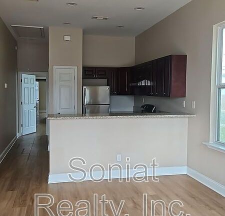 5th image of 3132 Washington Ave