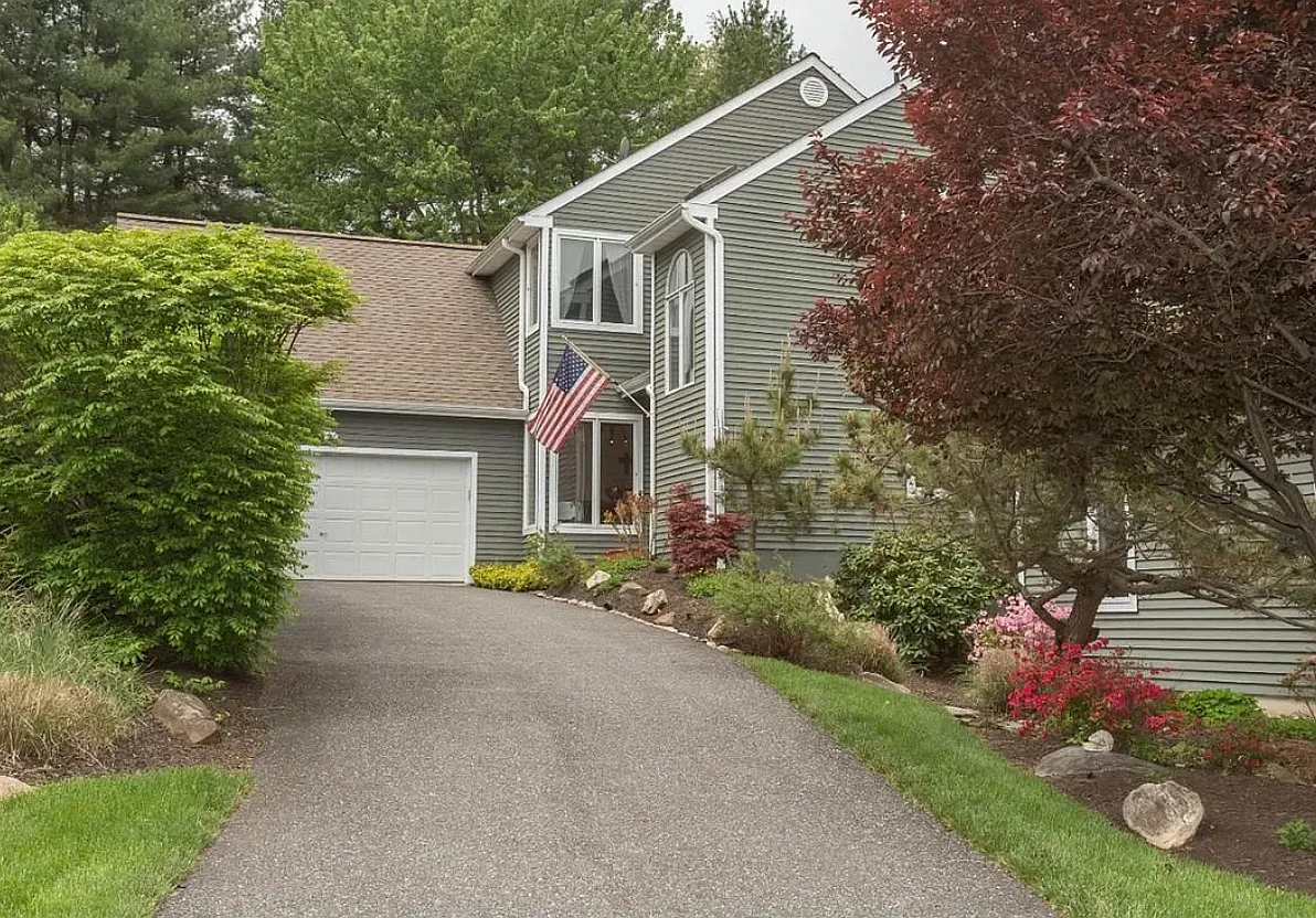 3 bed, 2.5 bath, 2567 sqft, $4,200 — Photo 1