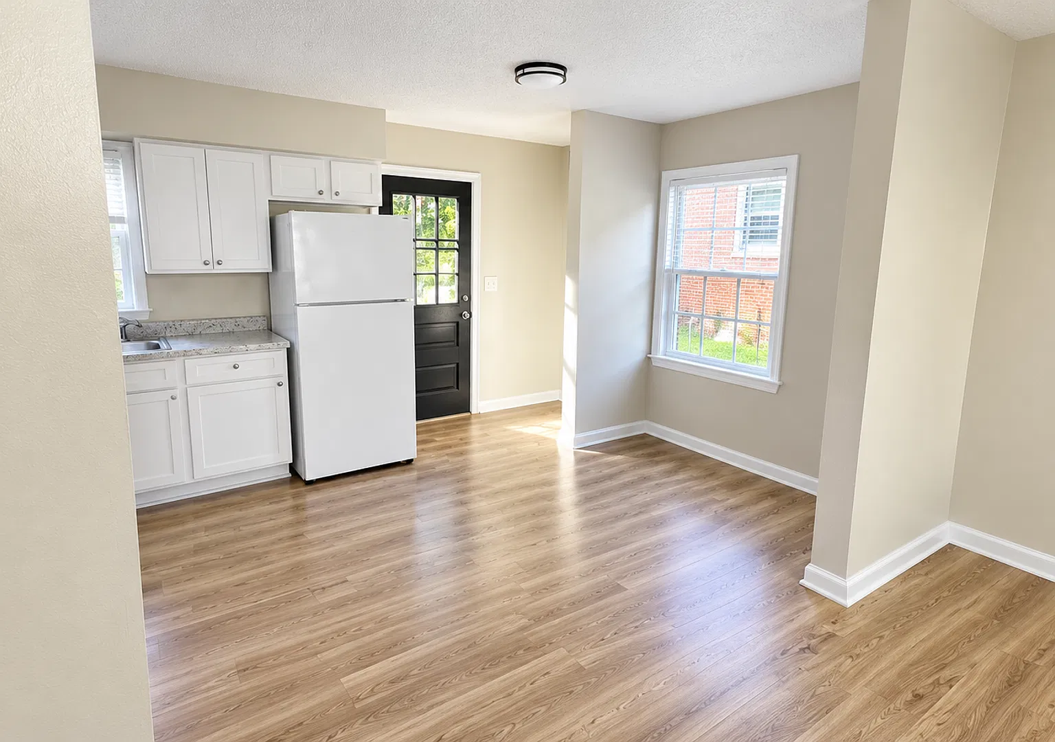 3 Bedroom Single Family House 1207 Oak Lane Cir W in Mobile, AL 36618 — Photo 2