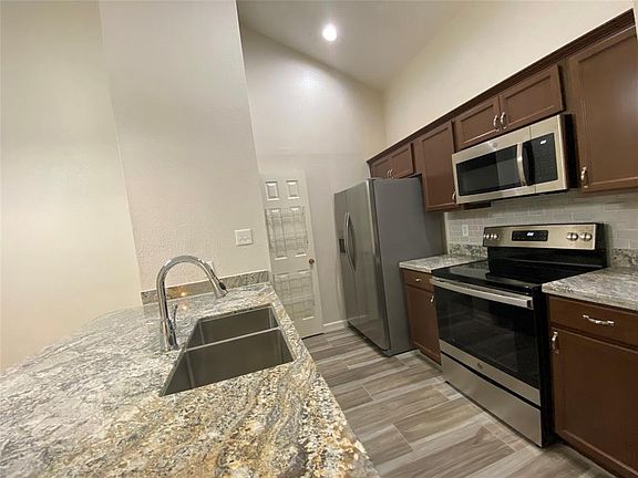 4th image of 647 E Country Grove Cir