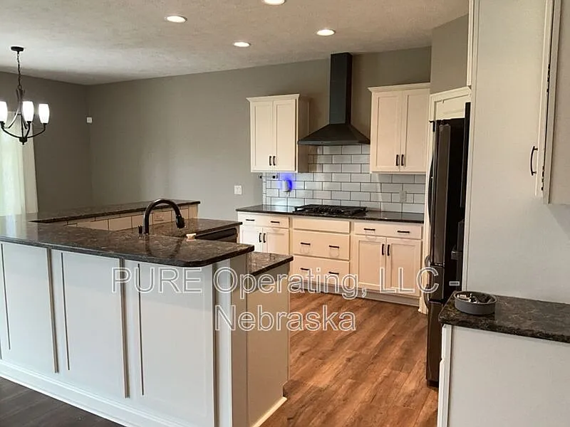 4 bed, 3.0 bath, 3654 sqft, $3,300 — Photo 2