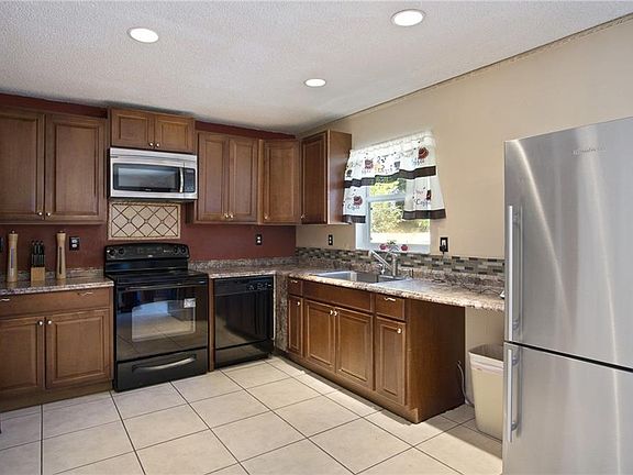 4th image of 21 Bradford Ct
