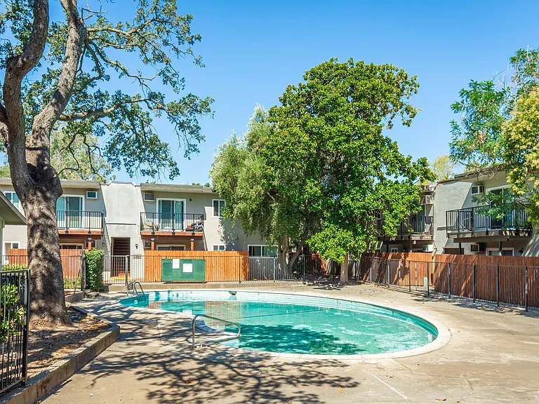 Tuscana Court Apartments — Photo 11