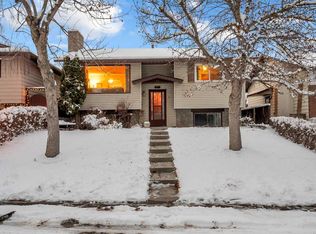 11 E Berwick Close NW, Calgary, AB T3K 1C3