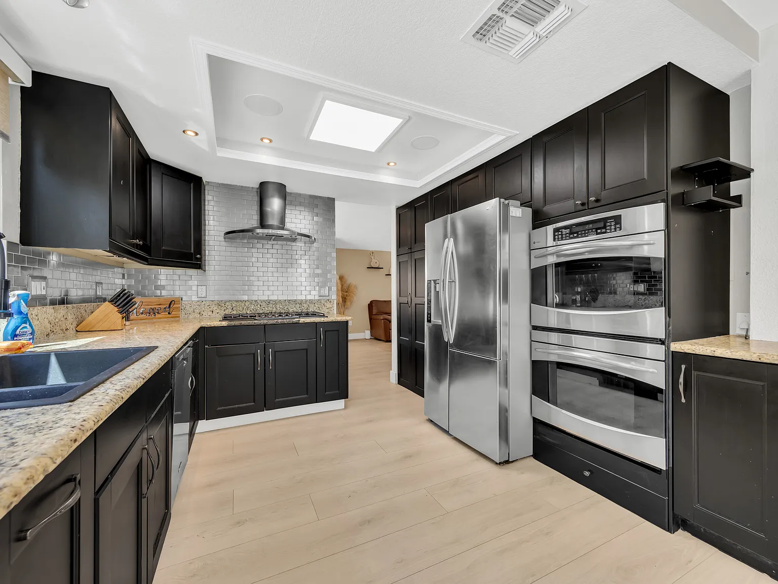 4 bed, 2.5 bath, 2001 sqft, $7,500 — Photo 4