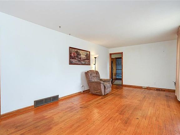5th image of 6218 E 139th St
