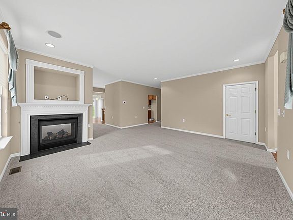 4th image of 405 Topiary Ln