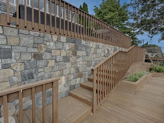 5th image of 31 Pine Tree Dr
