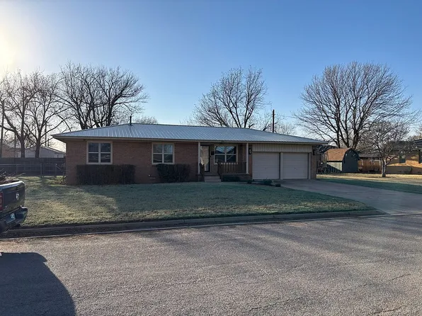 1905 N Oregon Ave, Mangum, OK 73554