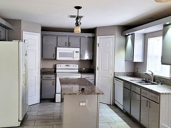 4th image of 940 Salerno Ct