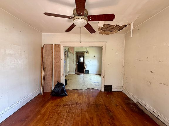 3rd image of 529 Maple St