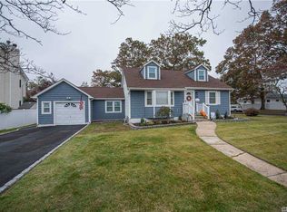 8 Conklin St, North Babylon, NY 11703