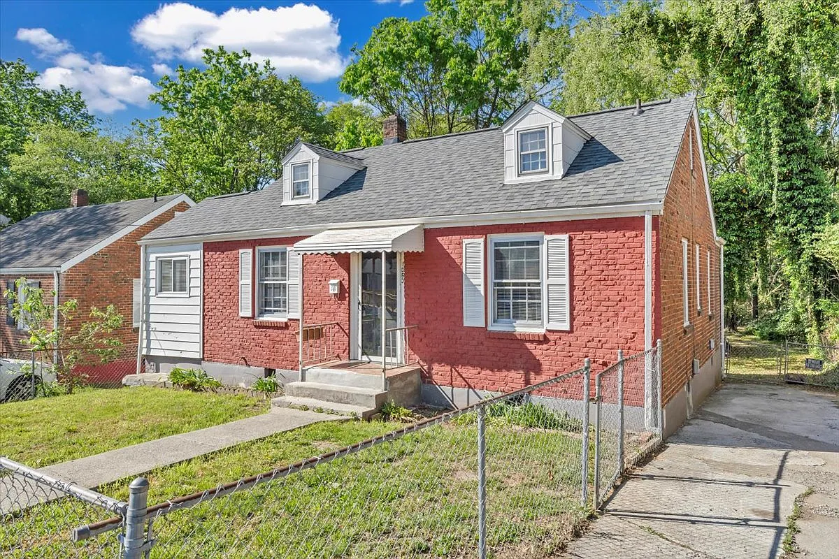 1060 Hunt Ave NW — Photo 2
