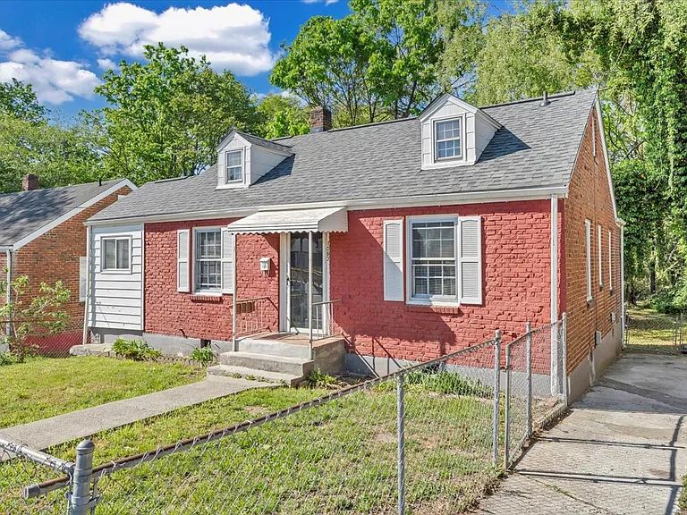 1060 Hunt Ave NW — Photo 2