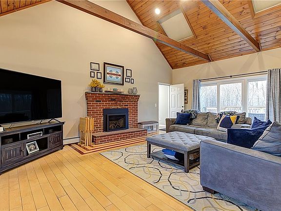 3rd image of 11 Buckboard Dr