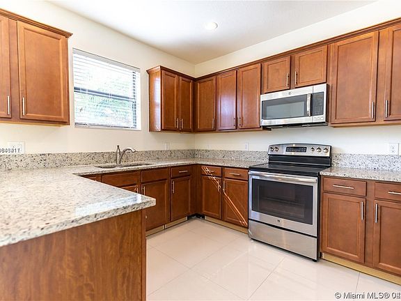 4th image of 10218 NW 88th Ter #10218