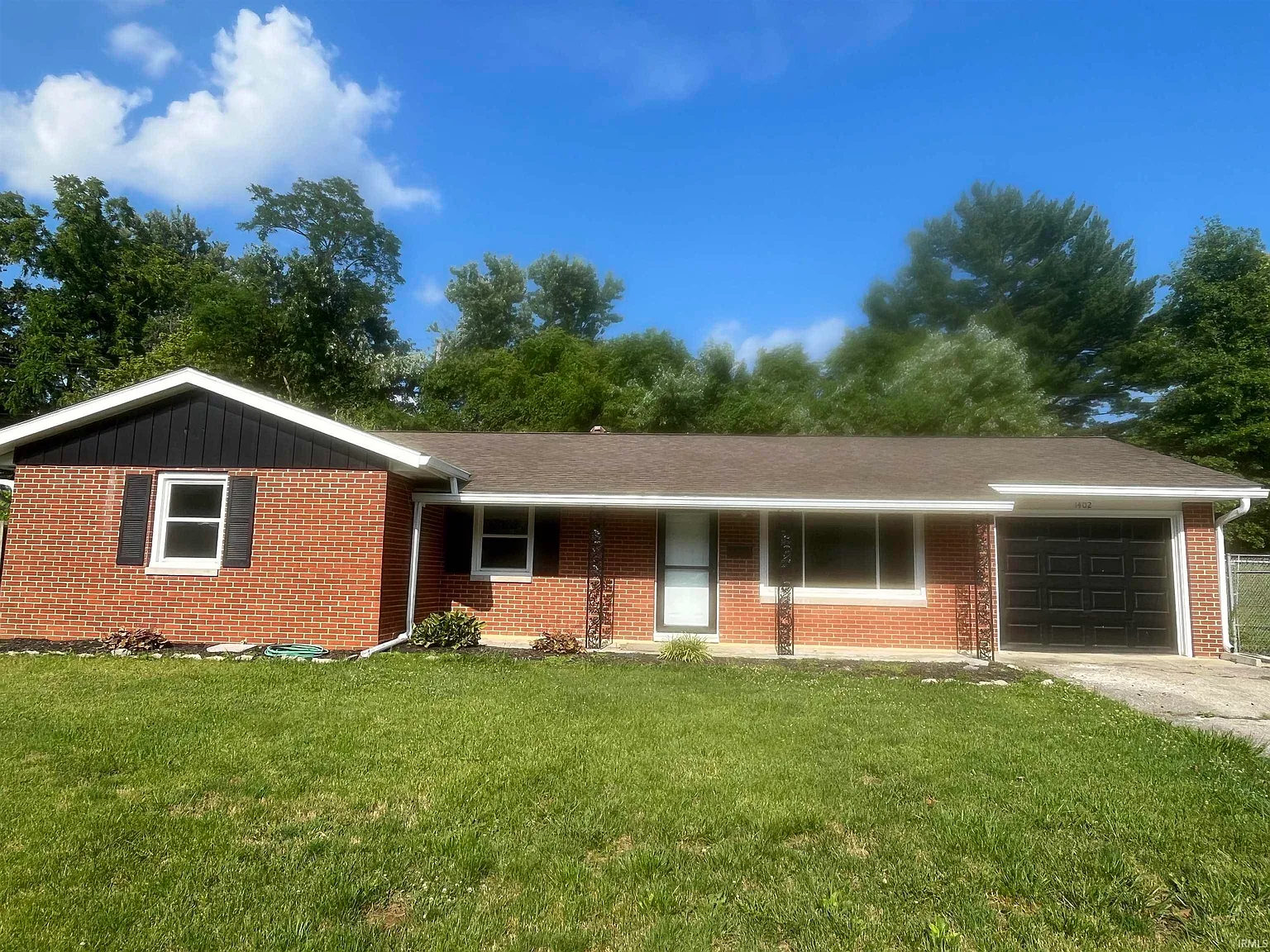 1402 Oak Mnr photo 1