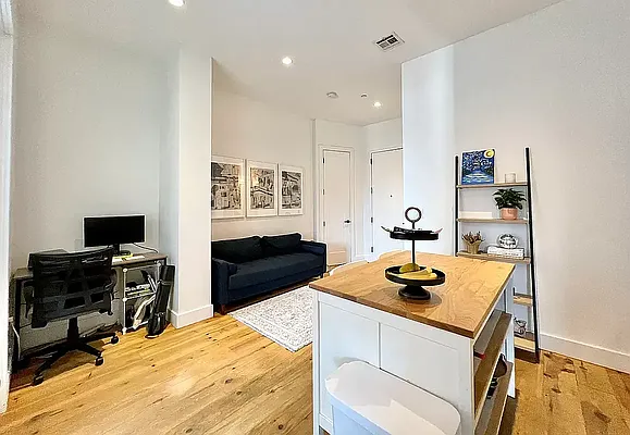 Rented by PREMIUM US INC | media 18