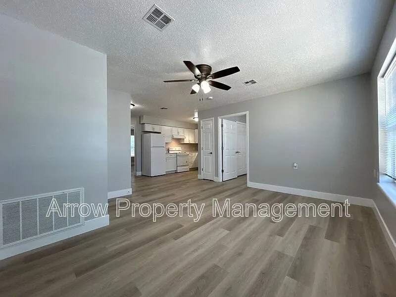 3 bed, 1.5 bath, $1,025 — Photo 4