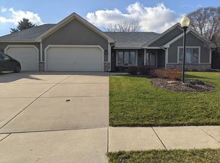 701 Eastern Trl, Mukwonago, WI 53149