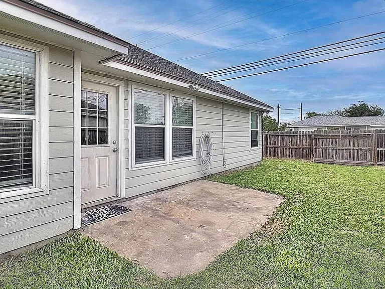 2301 Beta Ln — Photo 4