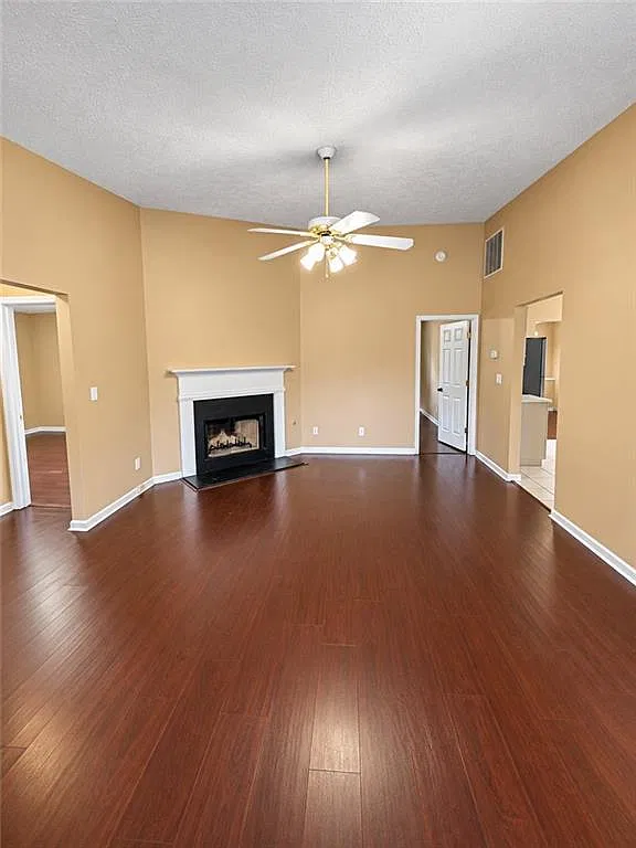 3 bed, 2.0 bath, 1300 sqft, $1,900 — Photo 3