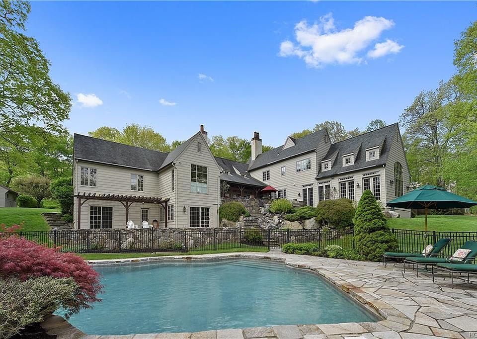 1st image of 4 Surrey Ln