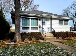 120 Sunnyside Pl, Libertyville, IL 60048