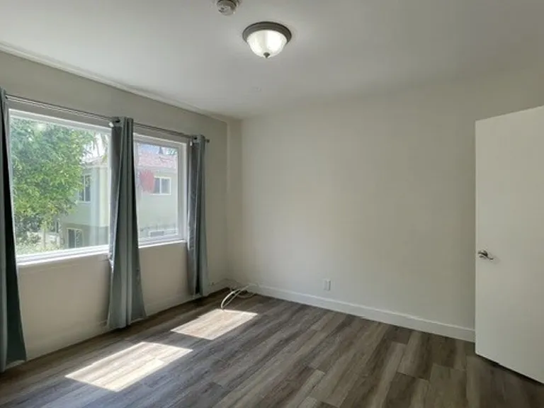 517 S Kenmore Ave #12 — Photo 15